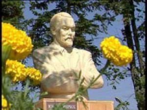 Памятник-ЮНР-в-Окуловке.jpg