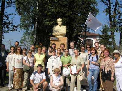 Памятник-Рериху-в-Окуловке.jpg