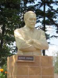 Памятник-ЮРериху-в-Окуловке.jpg