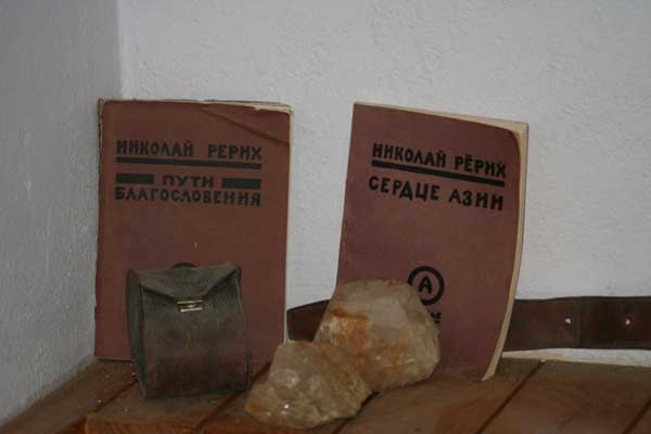Книги-в-музее-Рёриха.jpg