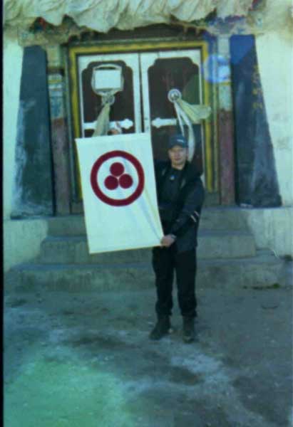 ЗМ-у-входа-в-пещеру-Мил.jpg