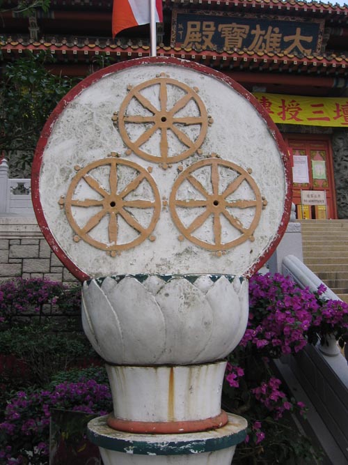 Буддистский монастырь Po Lin между пиками Lantau и Nei Lak Shan, остров Lantau.