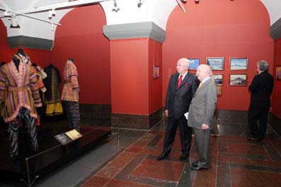 В красном галстуке - посол РФ в Швеции А.М.Кадакин.
