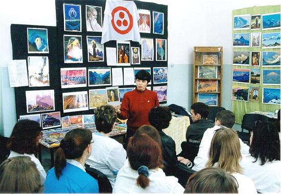 Н.М.Бокова рассказывает студентам о жизни семьи Рерихов<br />Медицинский институт, Хабаровск, 2001 год
