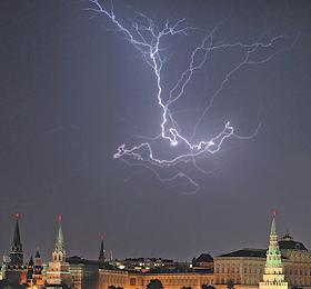 Кремлевские башни снабжены громоотводами.jpg