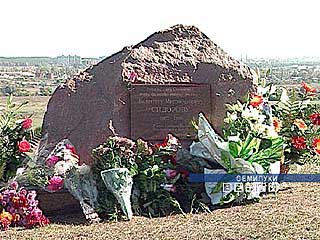 Установленный в 2006 г. в городе Семилуки Воронежской области памятный знак в честь В.М.Сидорова, на котором написаны его поэтические строки «Я верю в миссию России. Она спасётся и спасёт».